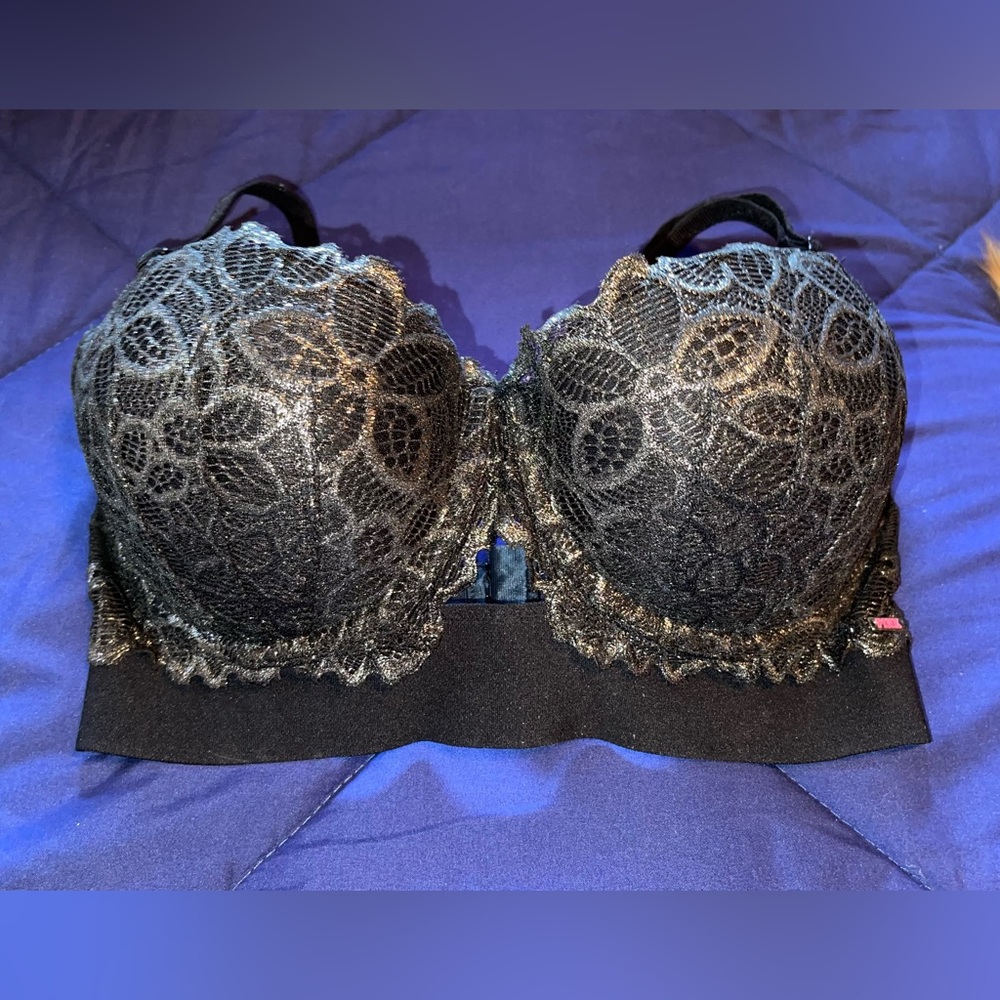 32DD Beautiful and feminine excellent condition VS bra